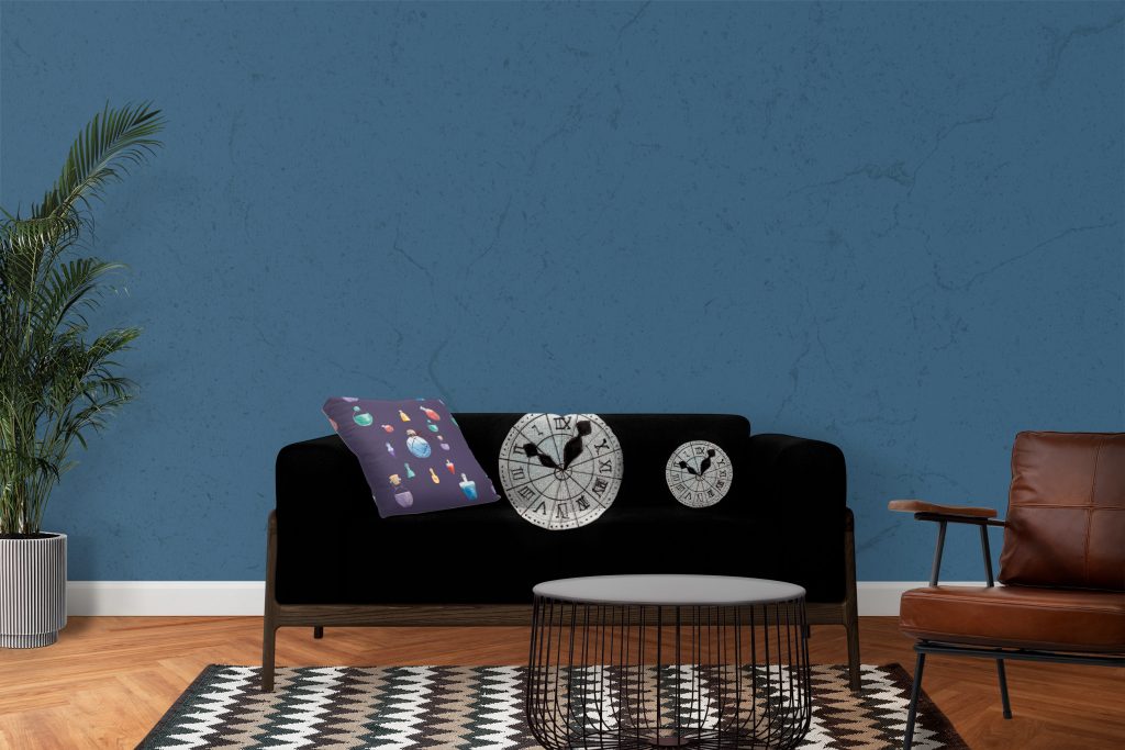 canapé avec un tissu au motif horloge et un coussin dans le même style